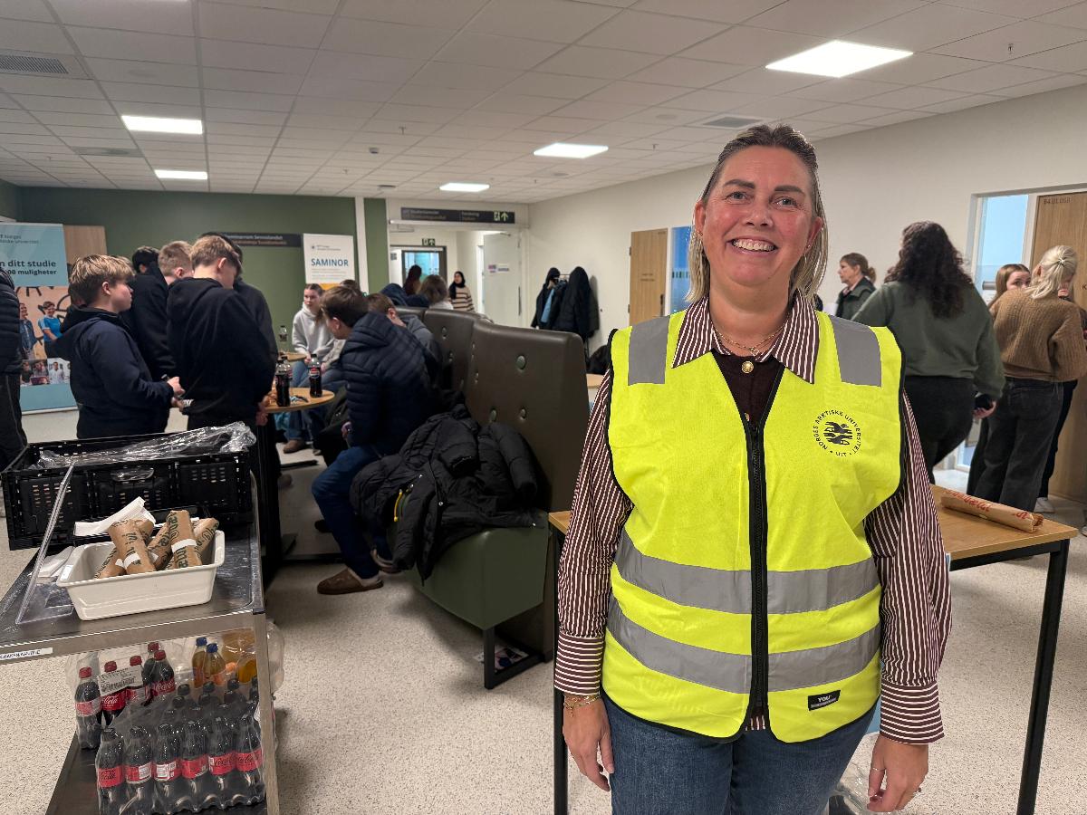 Stine Skogdal med masse elever i bakgrunnen